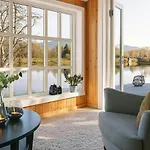 Modern With River Frontage Near Opphus בית נופש *