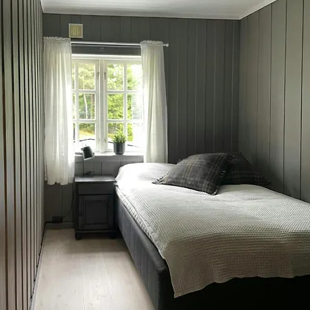 Modern With River Frontage Near Opphus Feriehus *