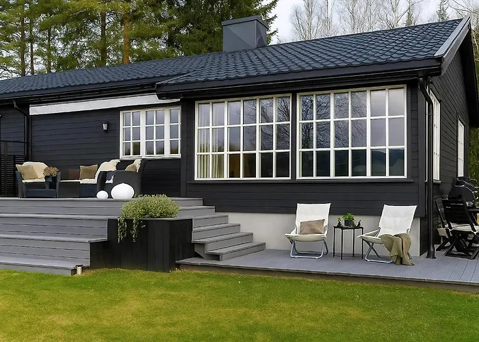 Modern With River Frontage Near Opphus בית נופש